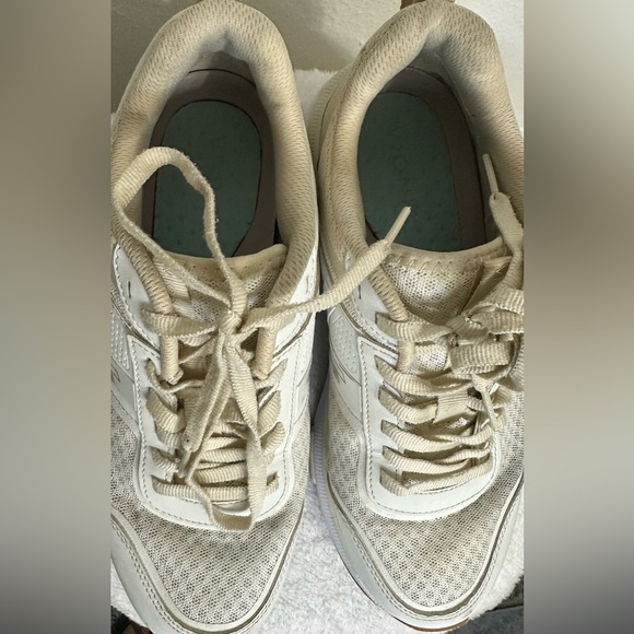 Vionic Women’s Walk Strider White and Cream walking Shoes with Mesh Support - Picture 6 of 14